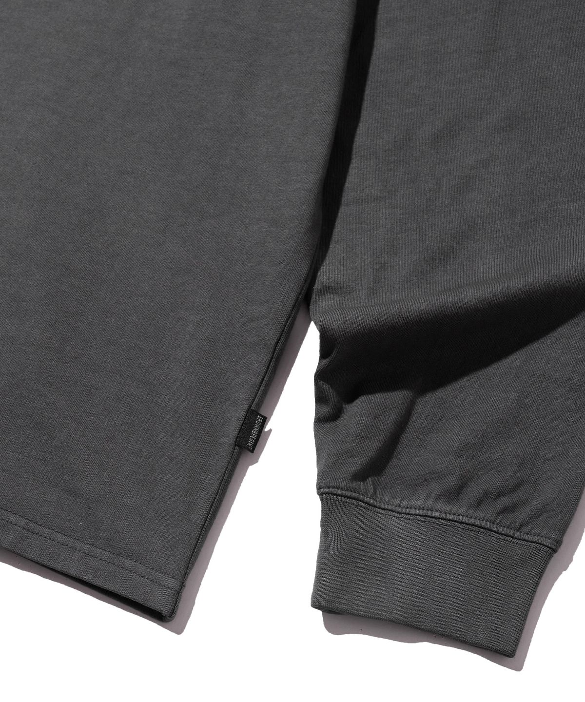 브라운브레스(BROWNBREATH) TAG PIGMENT LONGSLEEVE - CHARCOAL