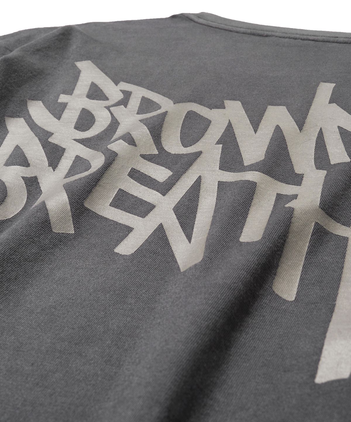 브라운브레스(BROWNBREATH) TAG PIGMENT LONGSLEEVE - CHARCOAL