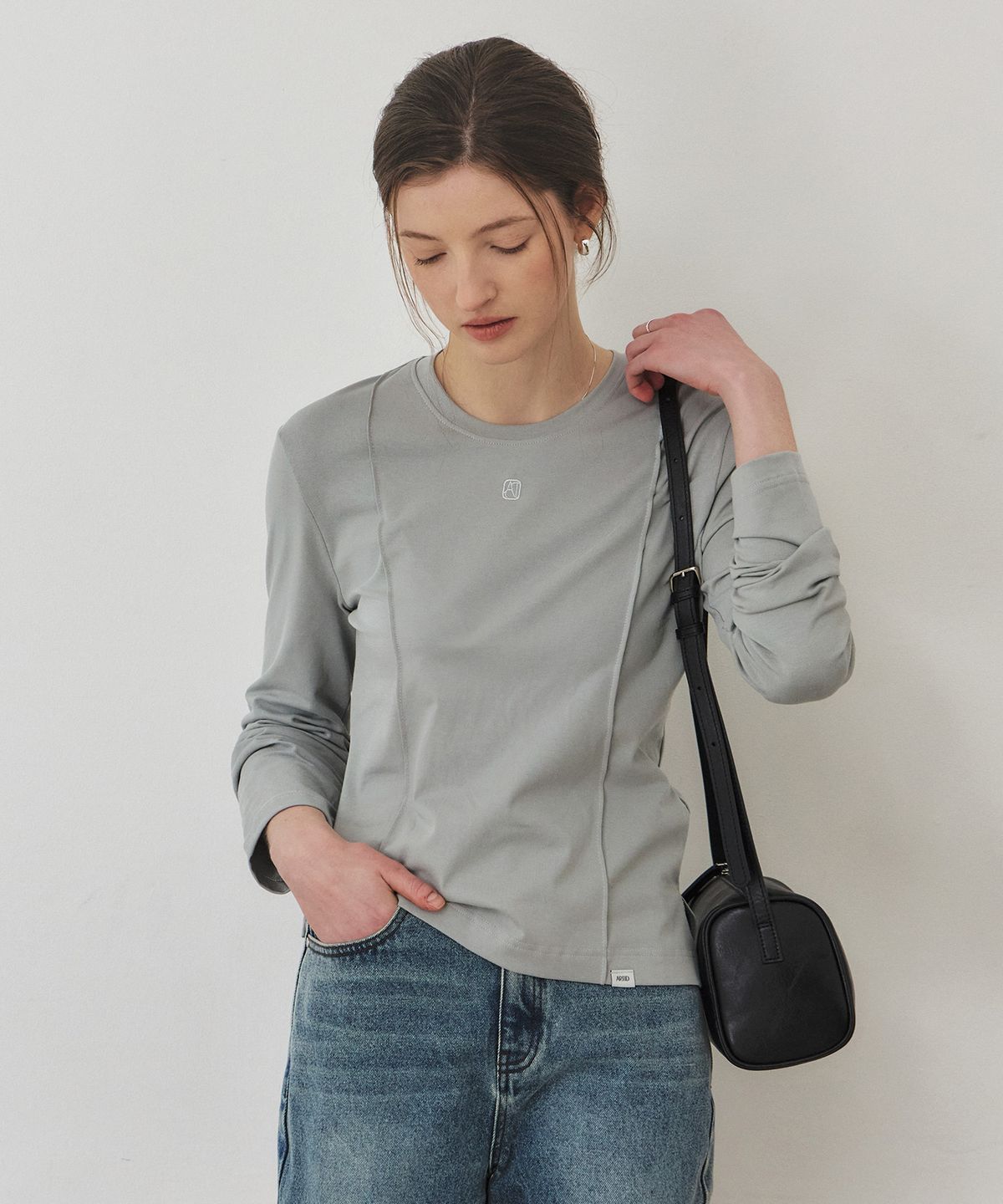 아티드(ARTID) 커브드 핀턱 긴팔 티셔츠_KHAKI GREY