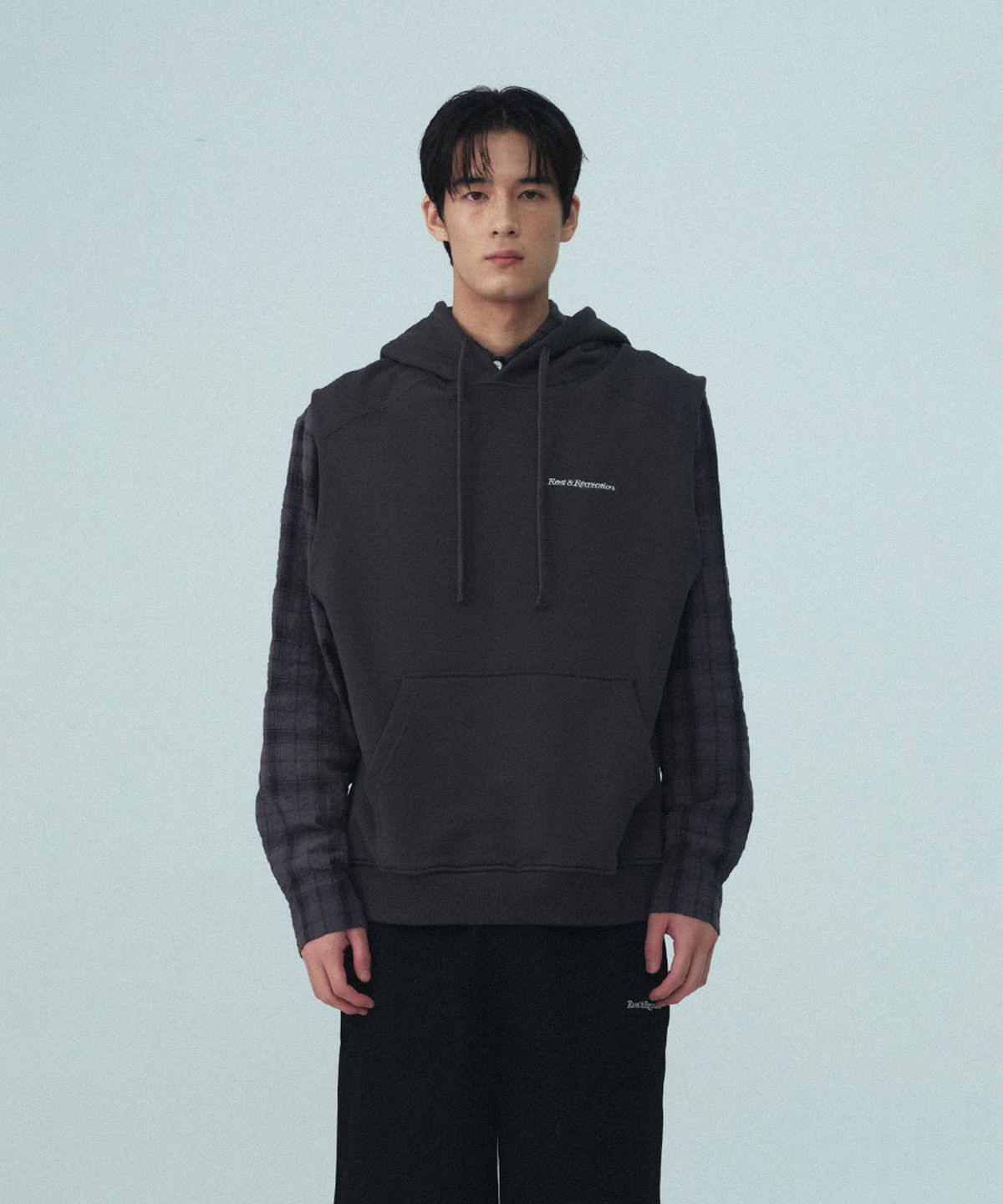 레스트앤레크레이션(REST&RECREATION) SLEEVELESS HOOD - CHARCOAL