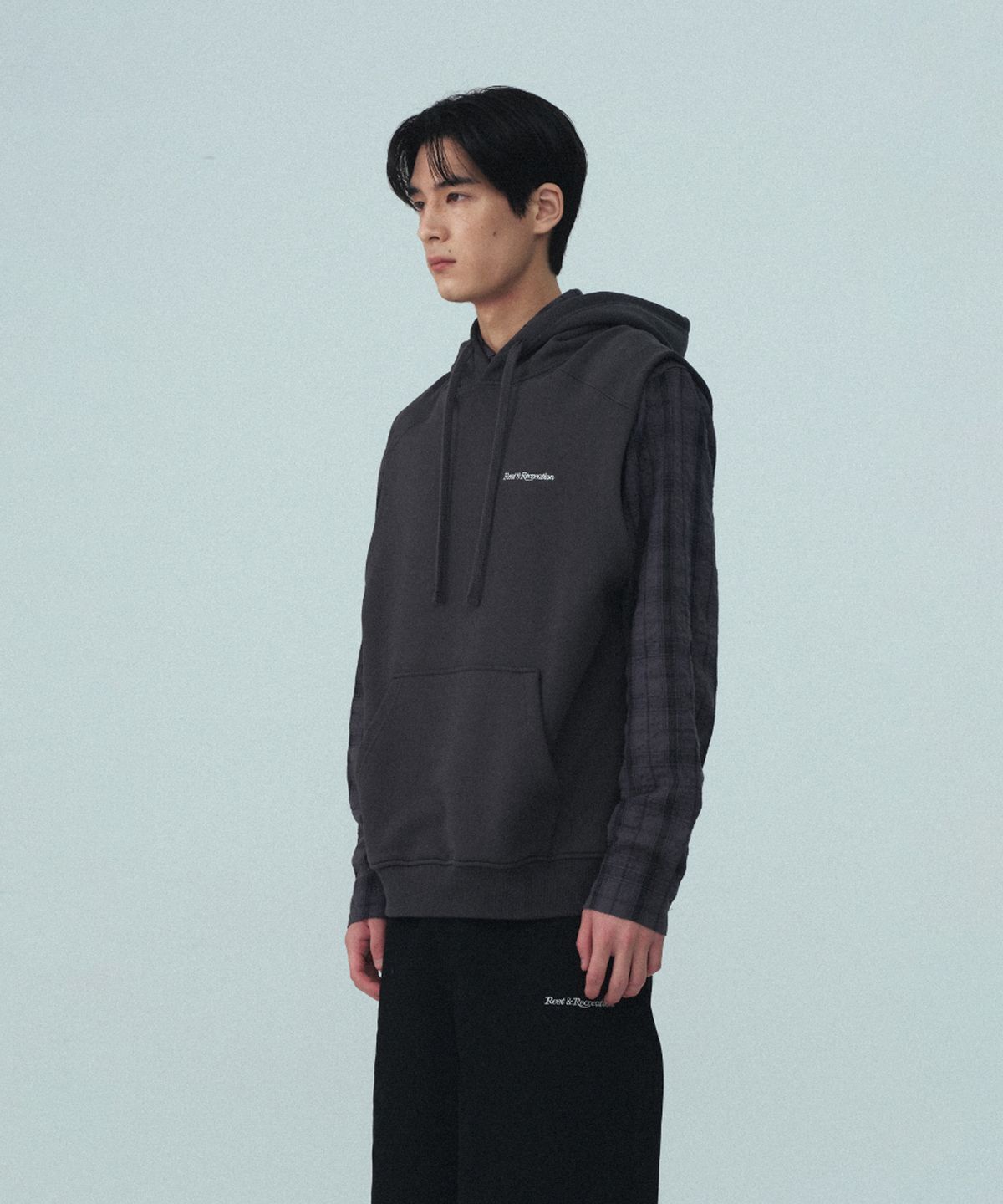 레스트앤레크레이션(REST&RECREATION) SLEEVELESS HOOD - CHARCOAL