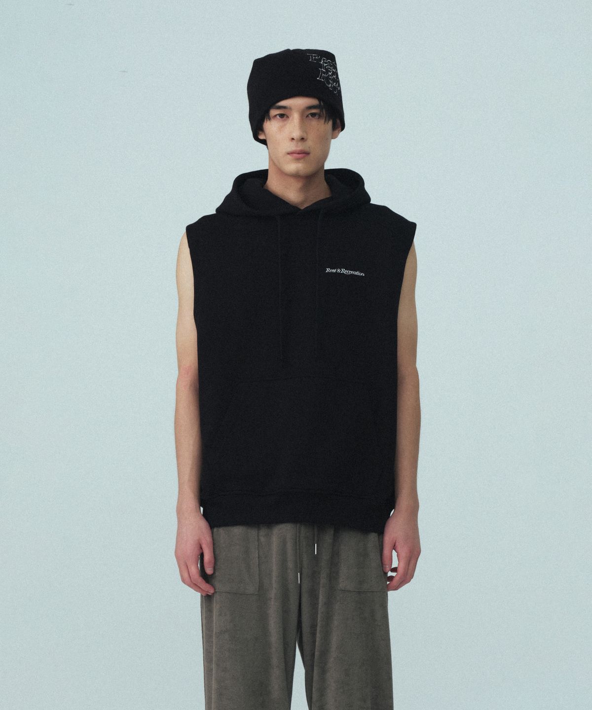 레스트앤레크레이션(REST&RECREATION) SLEEVELESS HOOD - BLACK