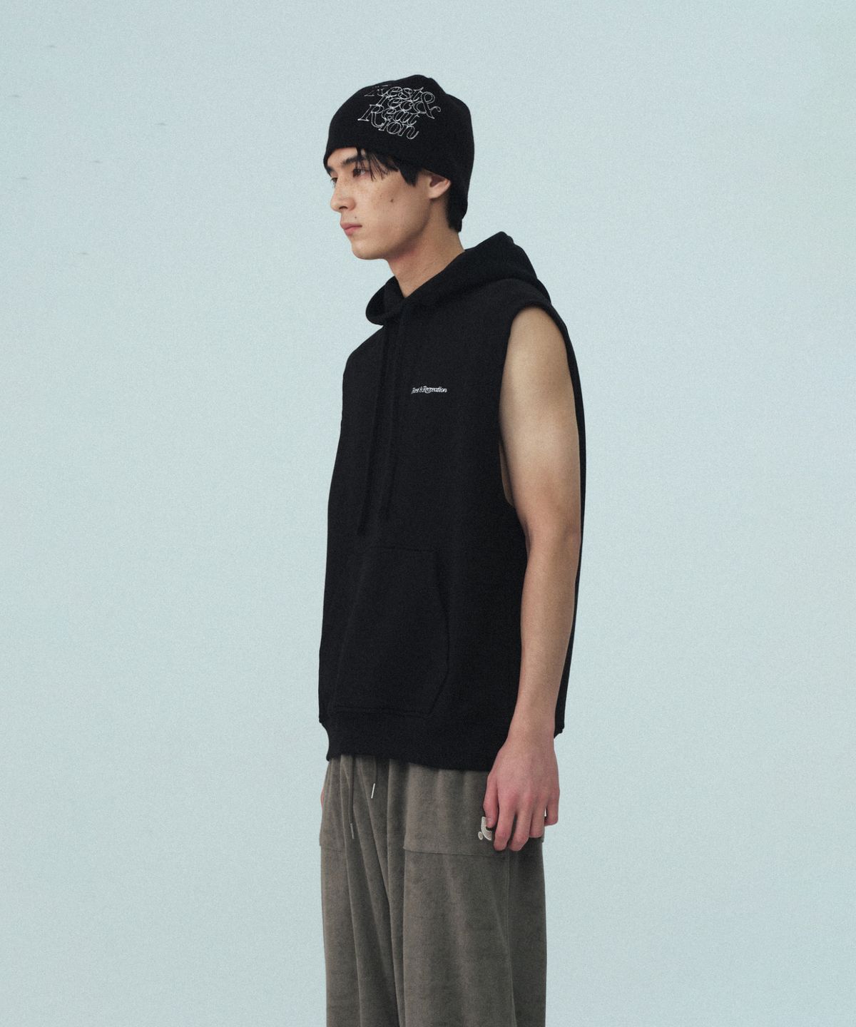 레스트앤레크레이션(REST&RECREATION) SLEEVELESS HOOD - BLACK