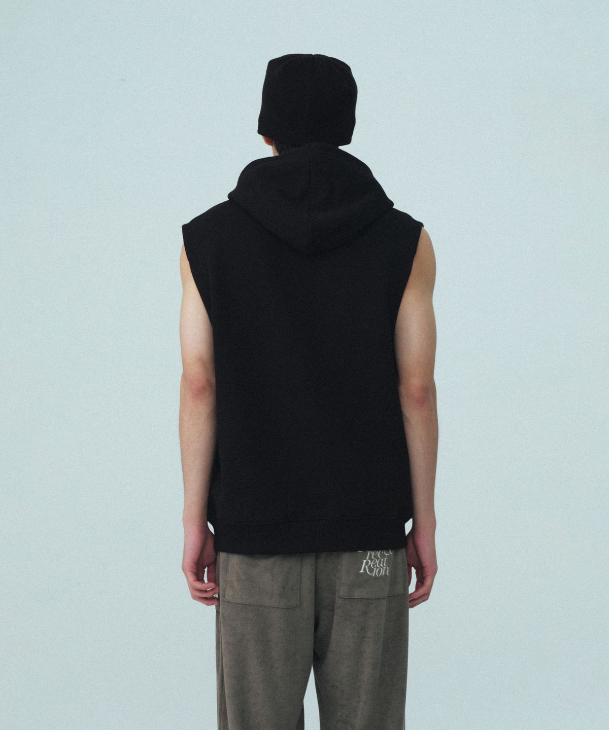 레스트앤레크레이션(REST&RECREATION) SLEEVELESS HOOD - BLACK