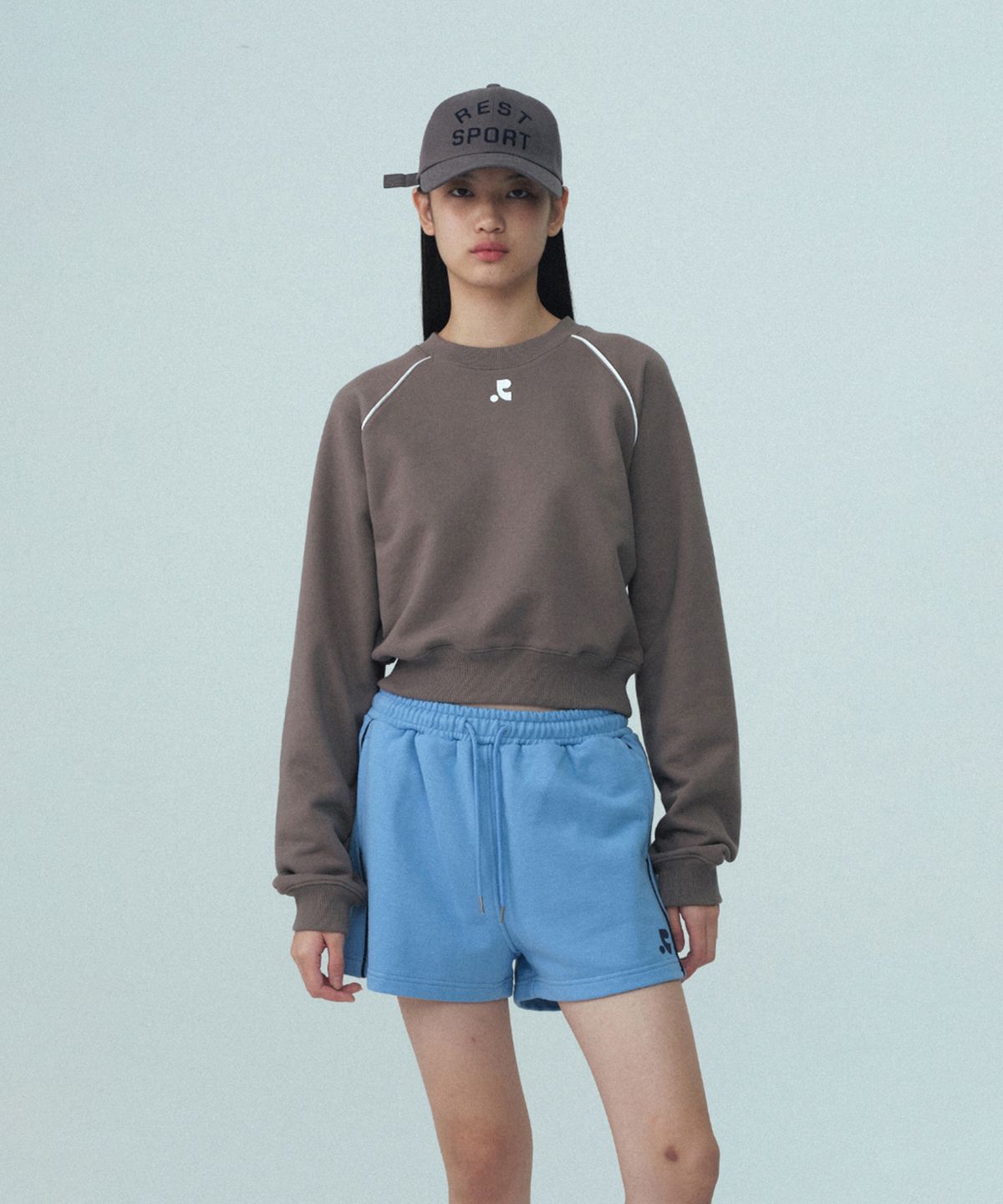 레스트앤레크레이션(REST&RECREATION) CROPPED RAGLAN SWEATSHIRT - DARK GREY