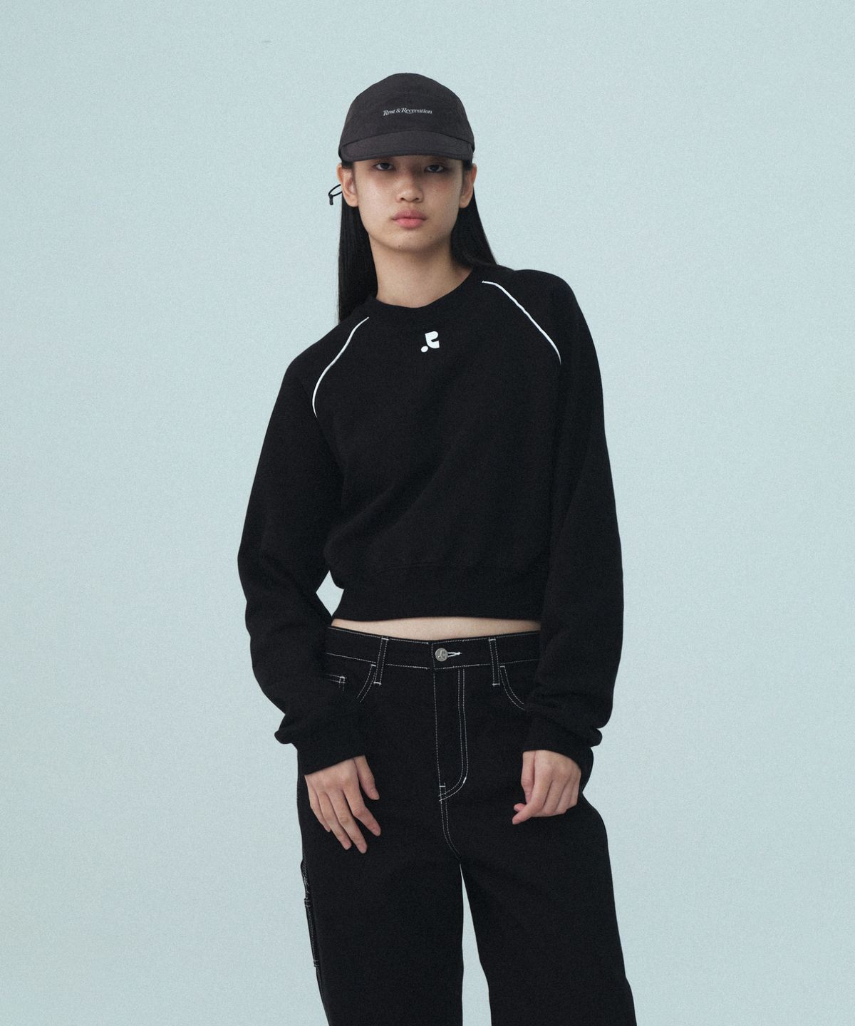 레스트앤레크레이션(REST&RECREATION) CROPPED RAGLAN SWEATSHIRT - BLACK