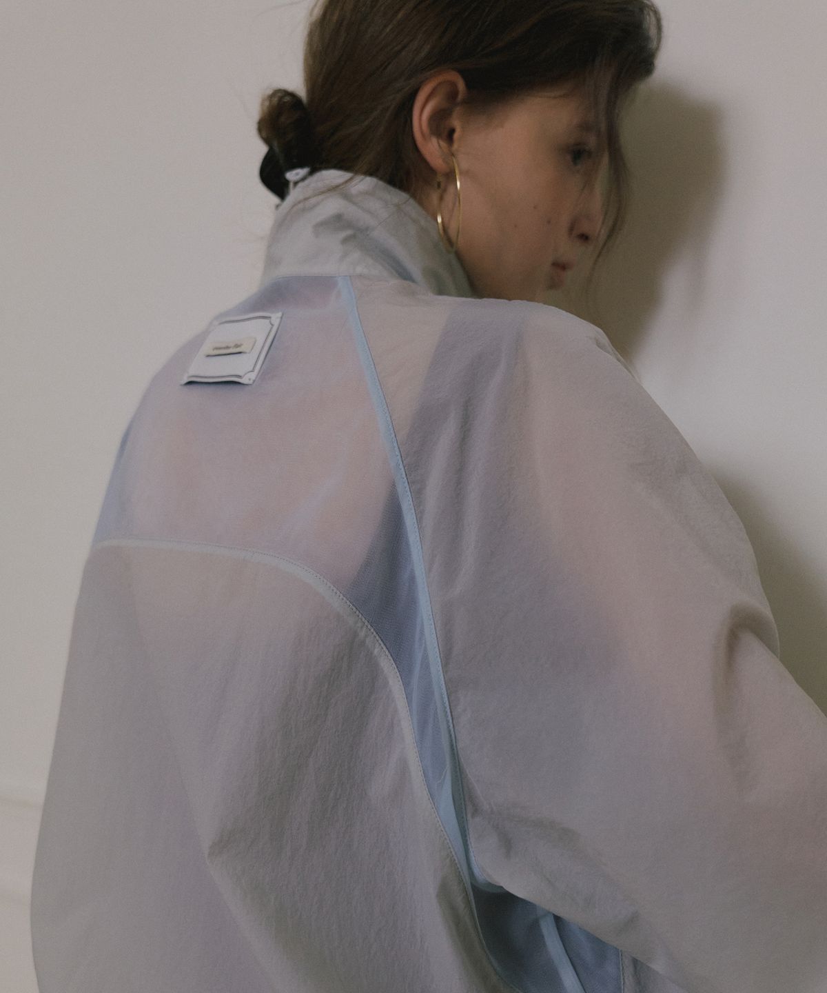 오버듀플레어(OVERDUEFLAIR) INCISION NYLON BLOUSON JUMPER_LIGHT GREY/BLUE