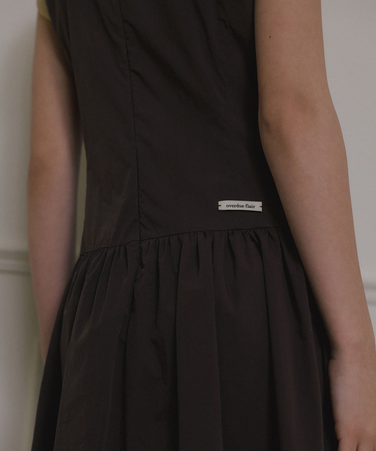 오버듀플레어(OVERDUEFLAIR) LOW WAIST CONTRAST MAXI DRESS_BROWN/LIME