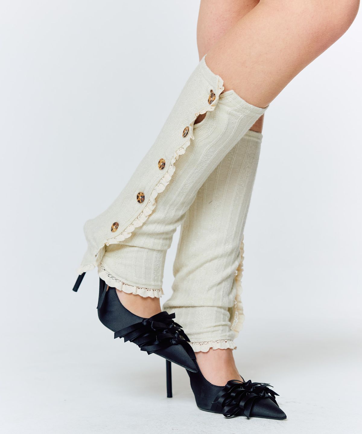 라티젠(LARTIGENT) L15 BUTTON LACE LEG WARMER (CREAM)