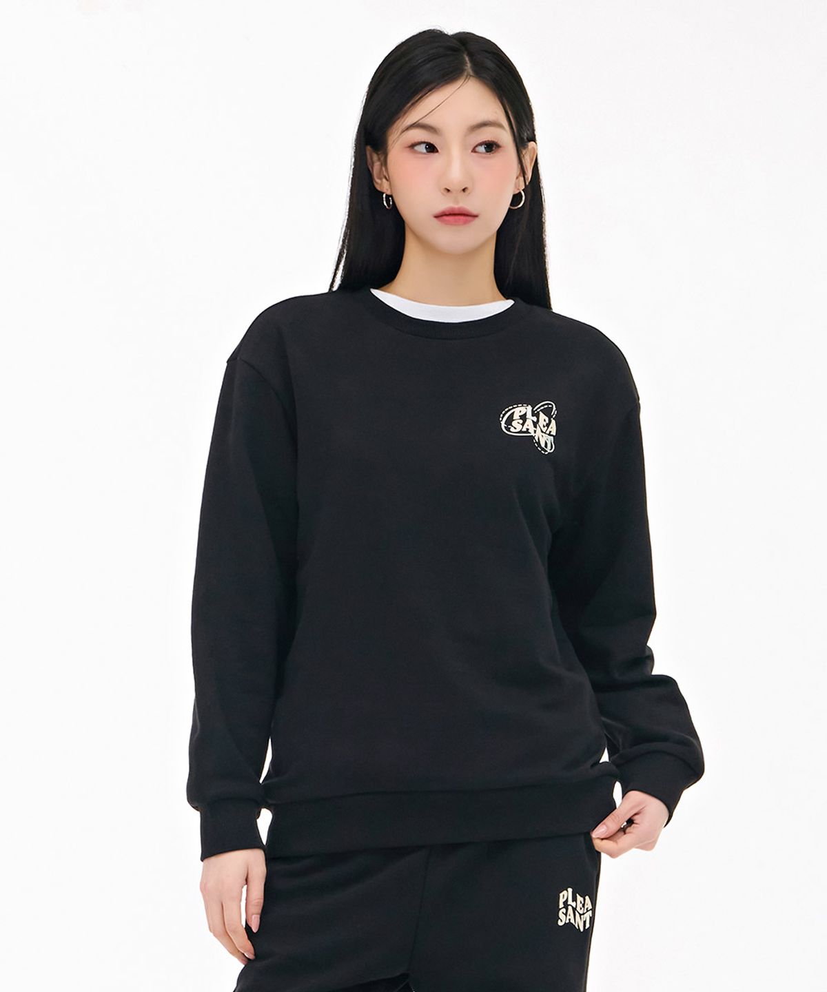 체이스컬트(CHASECULT) 여성 자수 포인트 맨투맨 티셔츠-블랙