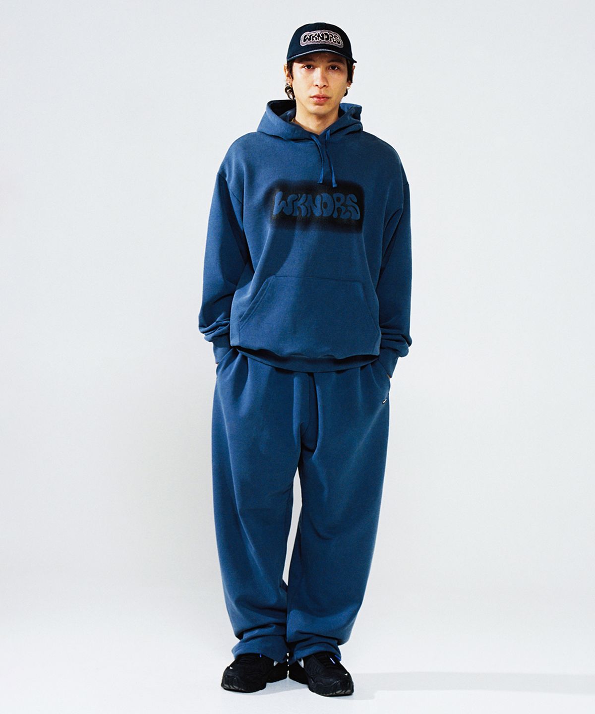 위캔더스(WKNDRS) PIGMENT DYED SWEAT PANTS (BLUE)