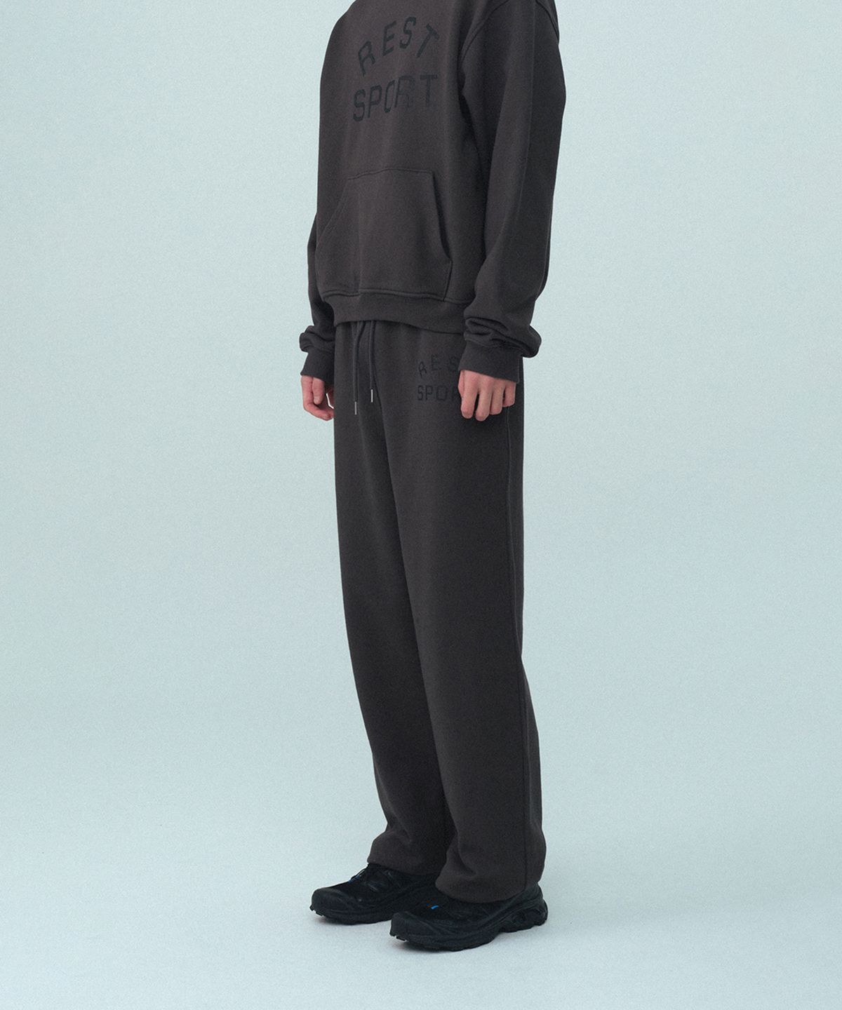 레스트앤레크레이션(REST&RECREATION) RS SWEAT PANTS - CHARCOAL