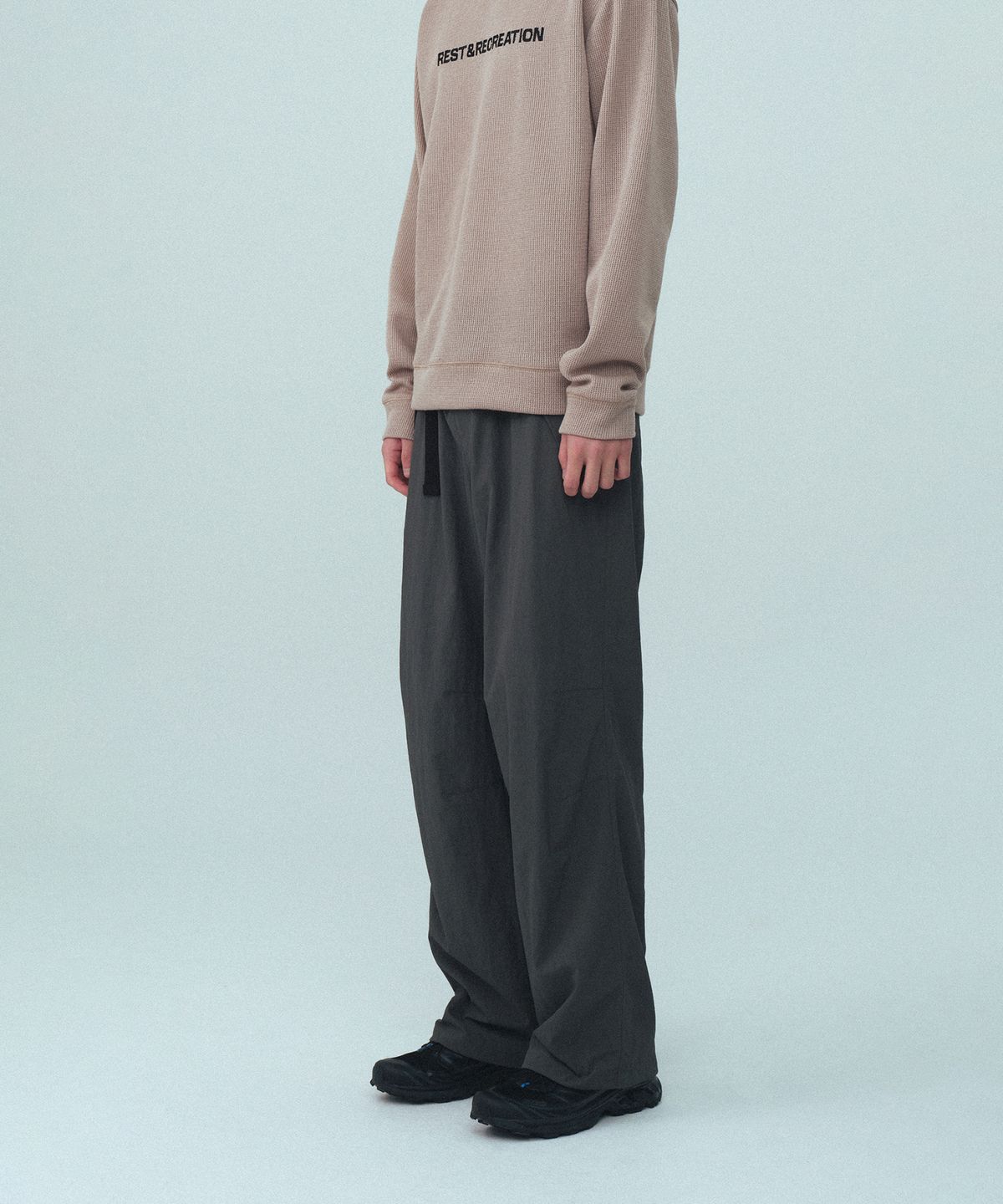 레스트앤레크레이션(REST&RECREATION) NYLON PARACHUTE PANTS - GREY