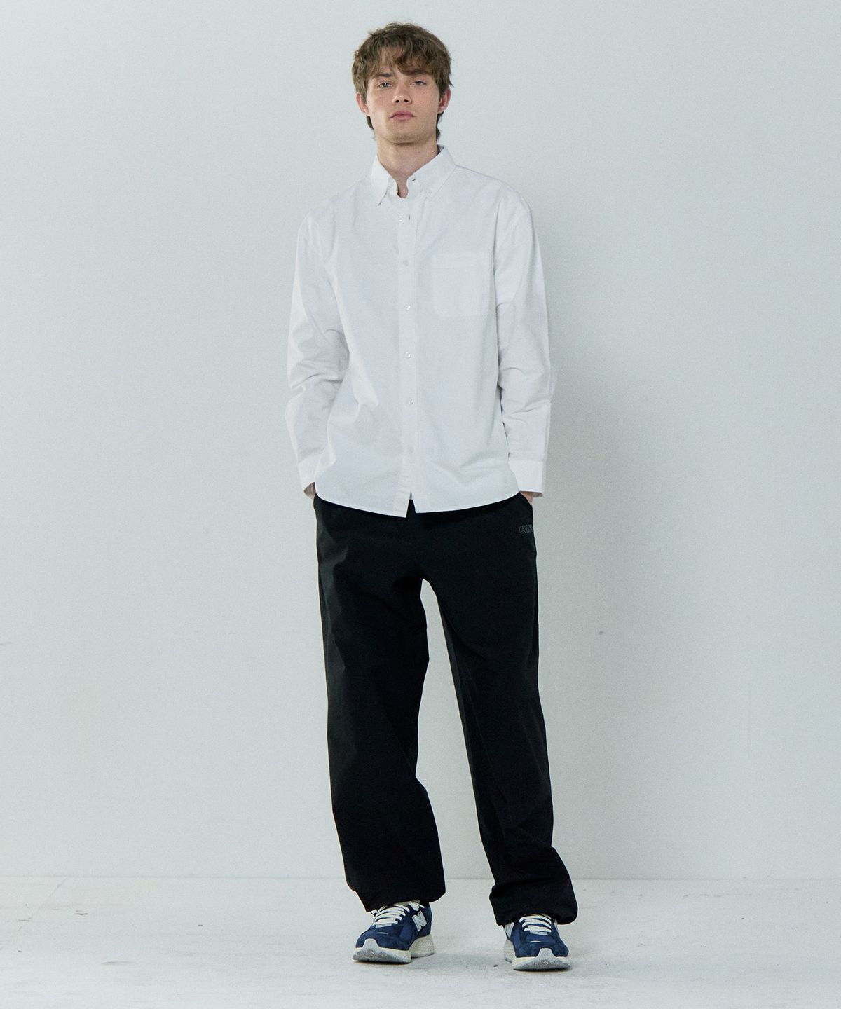베이직하우스(BASIC HOUSE) 옥스포드 세미오버핏 긴팔셔츠 화이트 LZWS0101