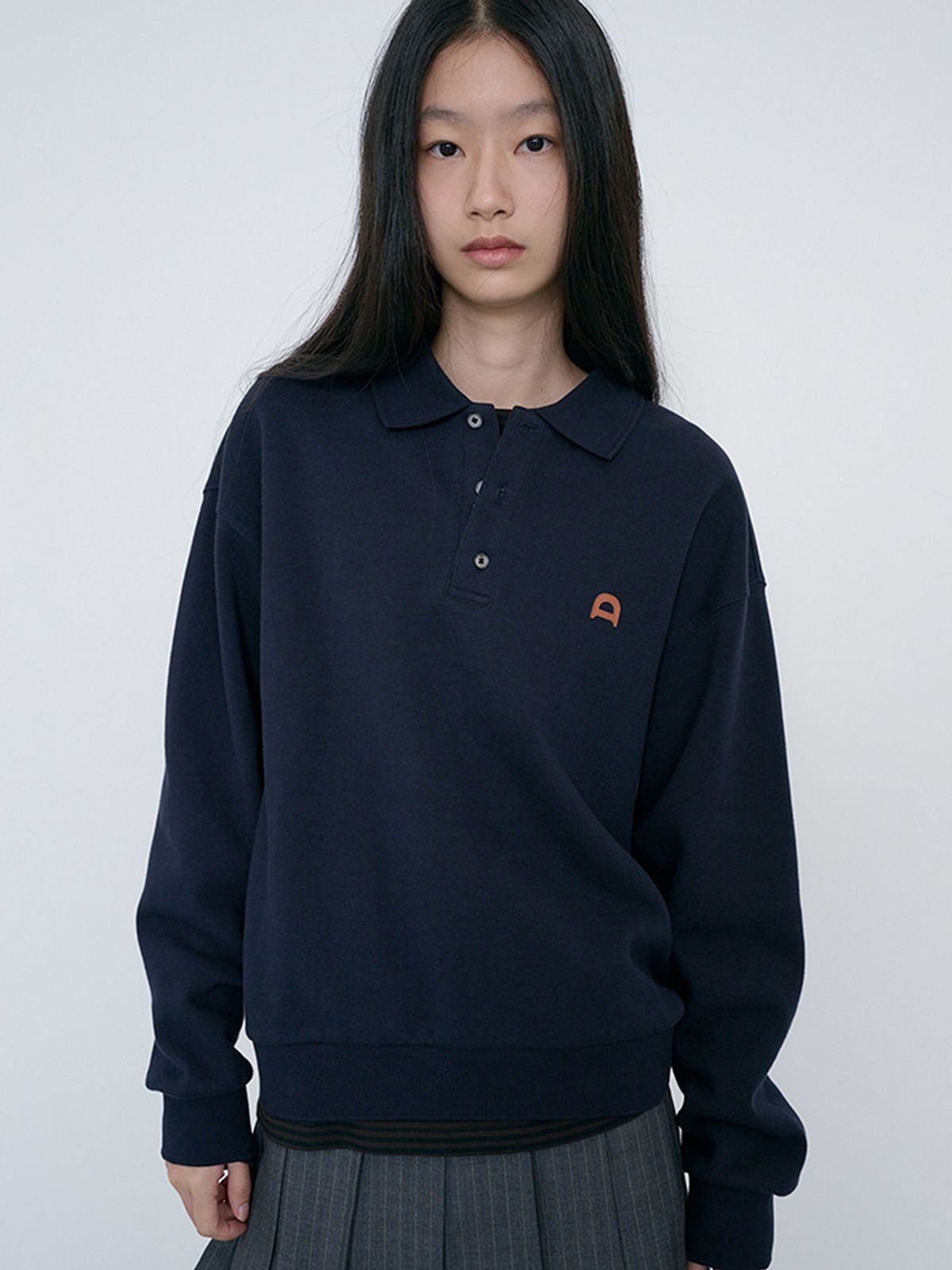 던스트(DUNST) UNISEX LEATHER LOGO COLLARED T-SHIRT_UDTS6C110_FRENCH NAVY