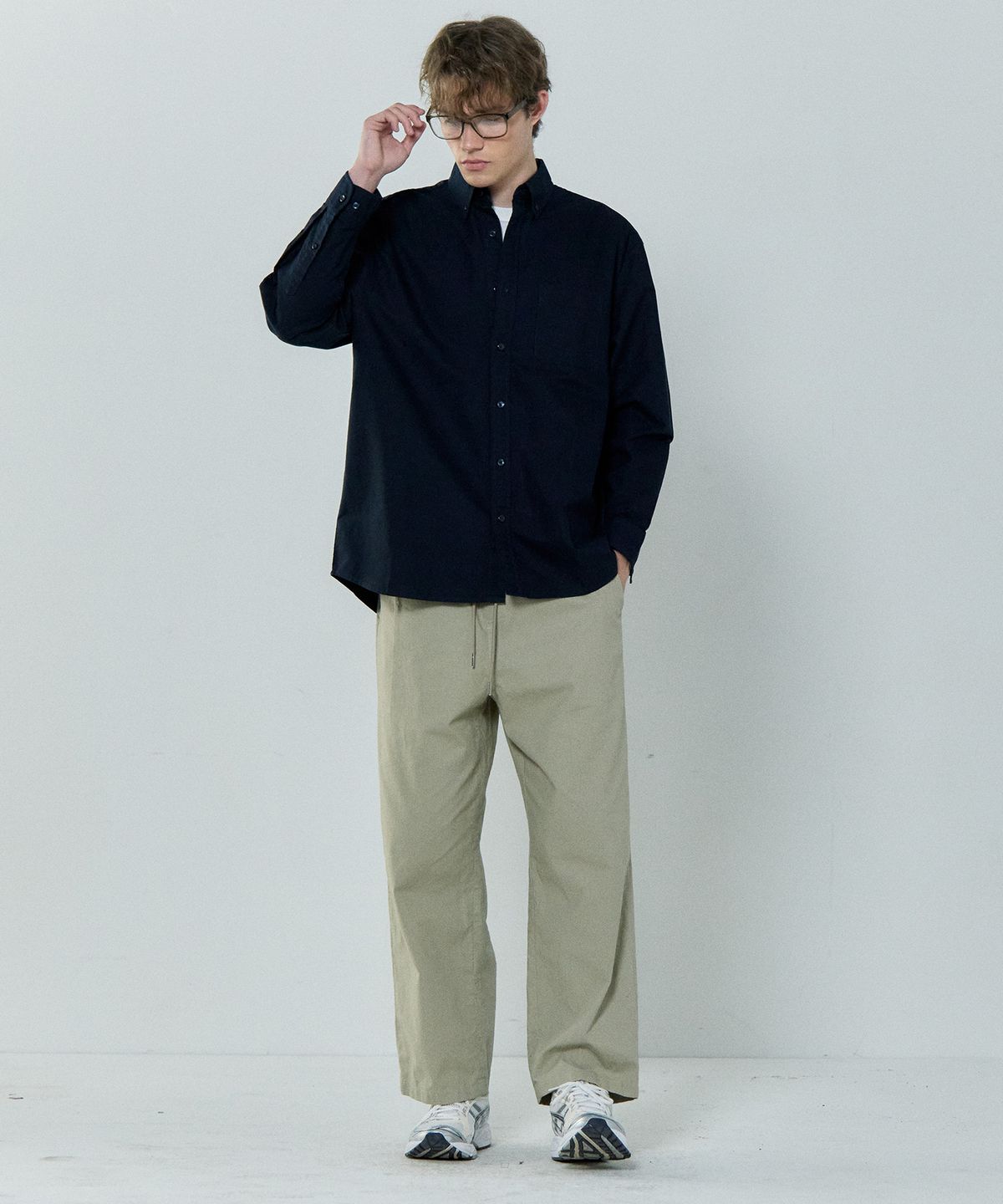 베이직하우스(BASIC HOUSE) 옥스포드 세미오버핏 긴팔셔츠 네이비 LZWS0101