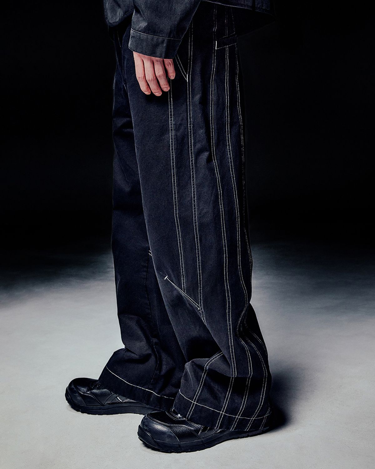 노매뉴얼(NOMANUAL) TILTED SIDE LINE PANTS - WASHED BLACK
