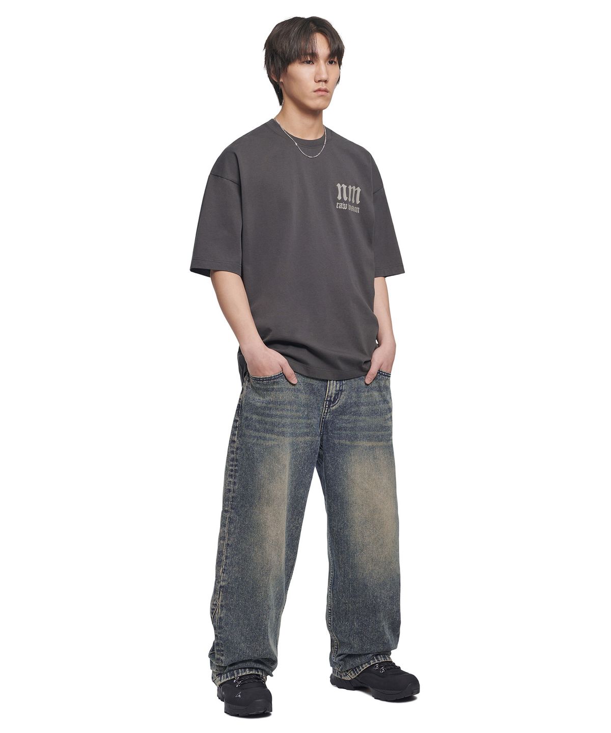 노매뉴얼(NOMANUAL) R.V ARCH LOGO T-SHIRT - CHARCOAL