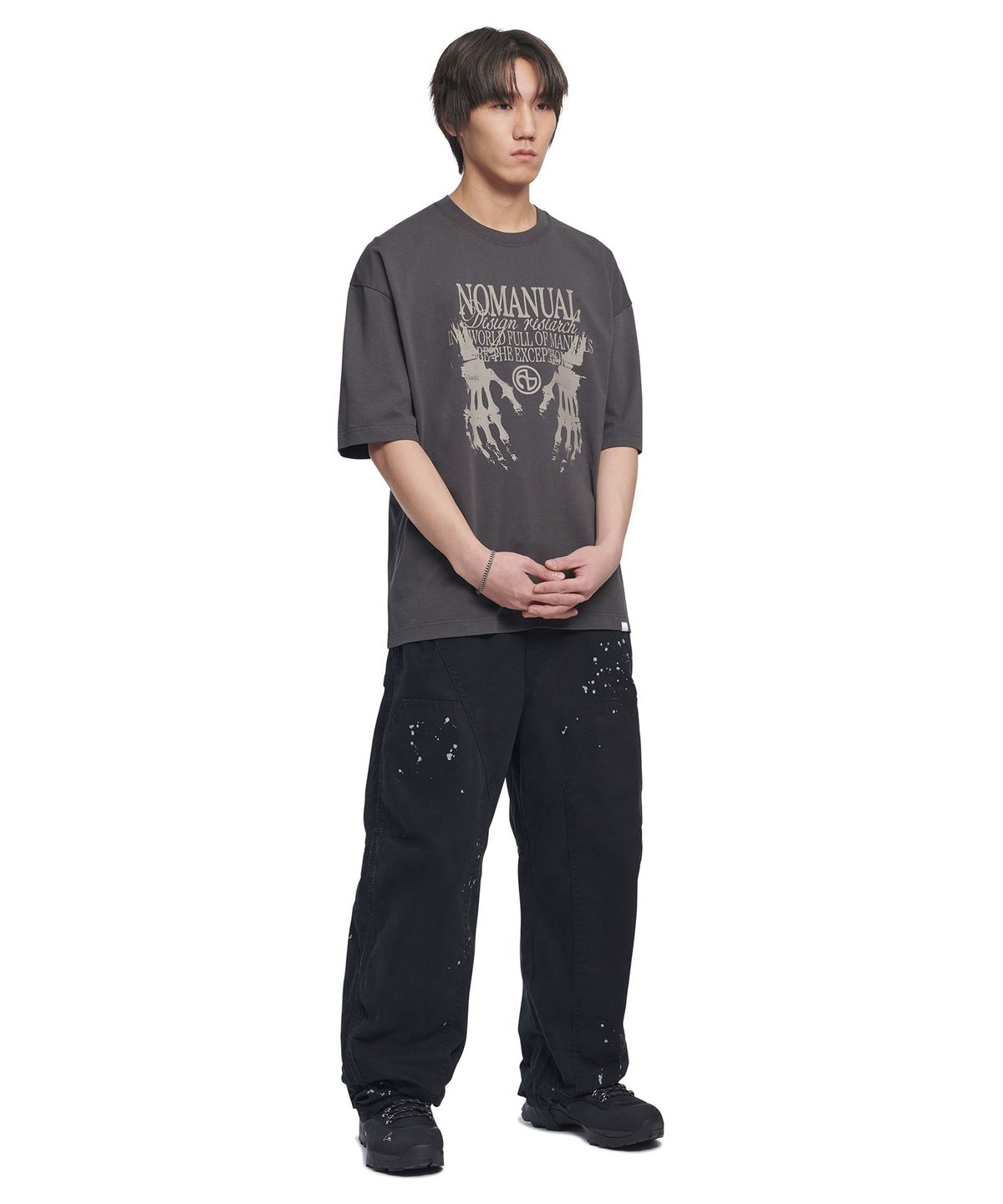 노매뉴얼(NOMANUAL) SKELETON HANDS T-SHIRT - CHARCOAL