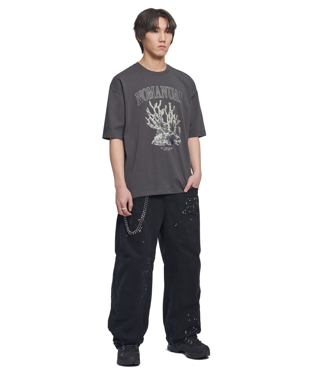 노매뉴얼(NOMANUAL) METAL CORAL REEF T-SHIRT - CHARCOAL