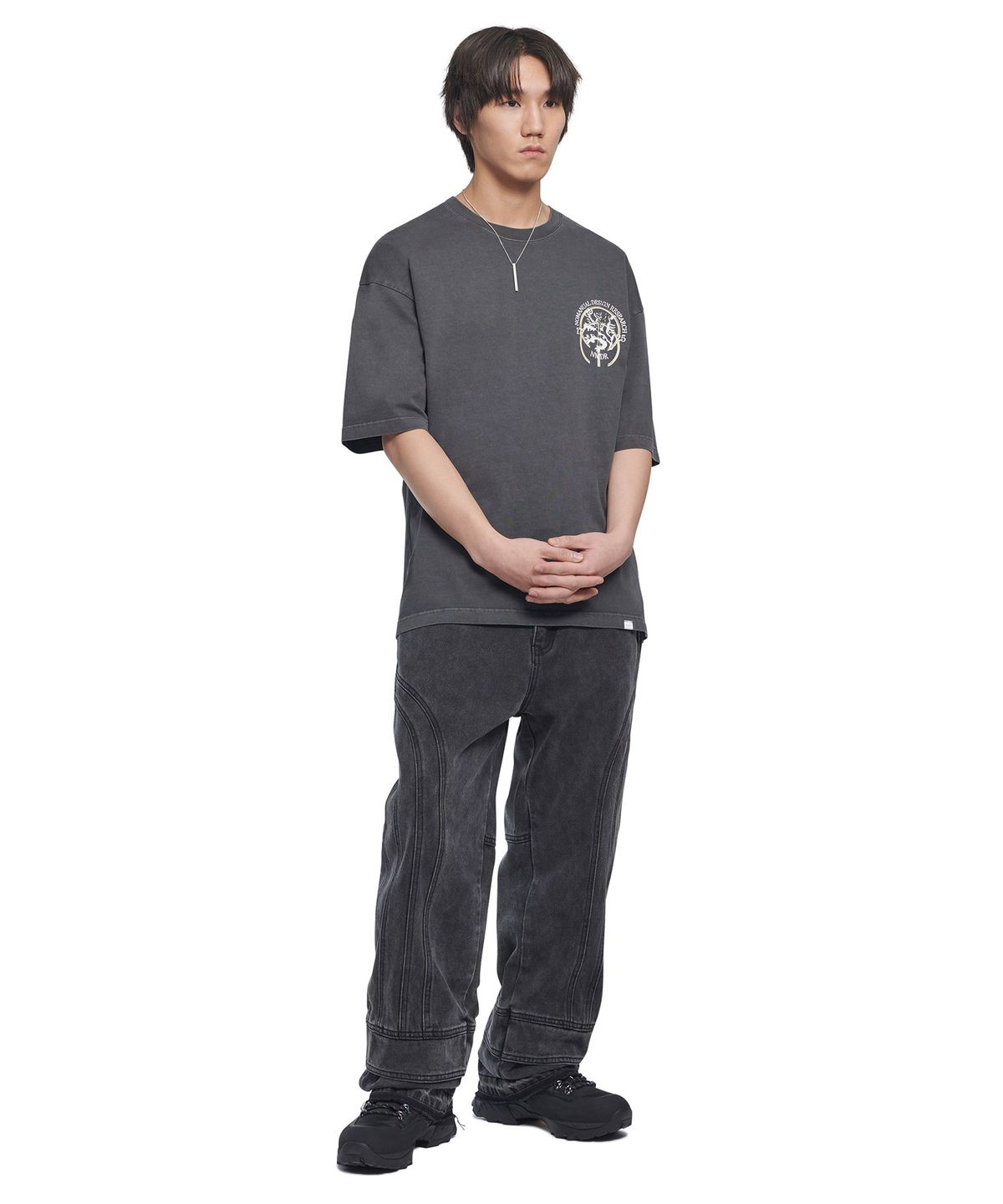 노매뉴얼(NOMANUAL) NM HERALDRY T-SHIRT - WARM CHARCOAL