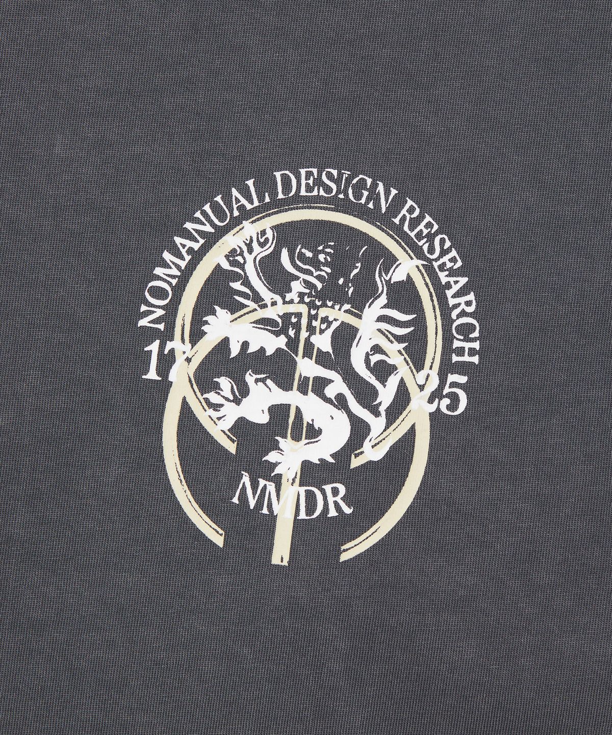 노매뉴얼(NOMANUAL) NM HERALDRY T-SHIRT - WARM CHARCOAL