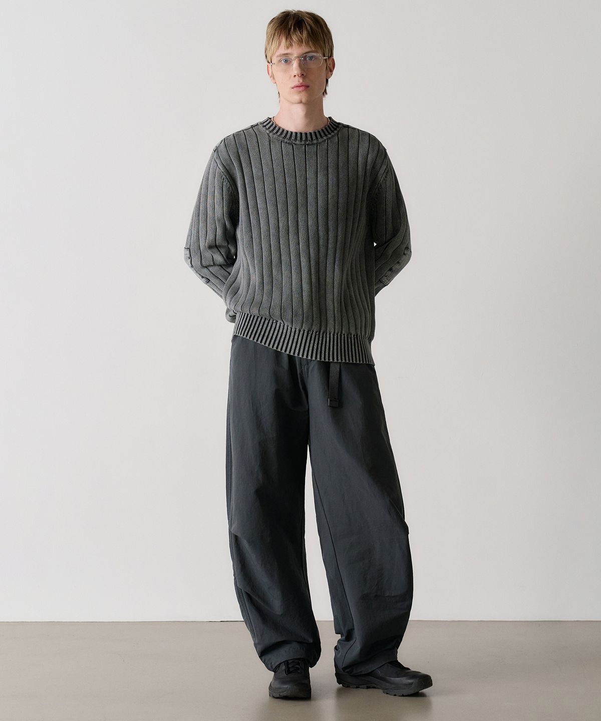 노운(NOUN) washed crewneck knit (charcoal)