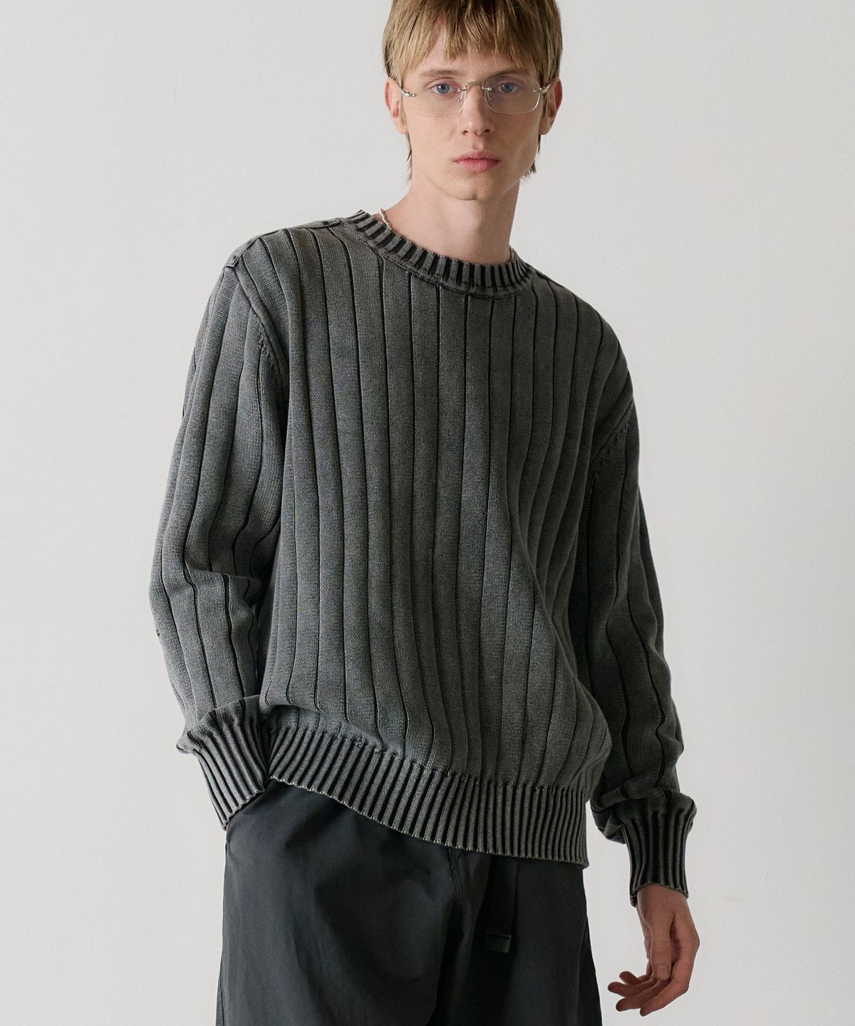 노운(NOUN) washed crewneck knit (charcoal)