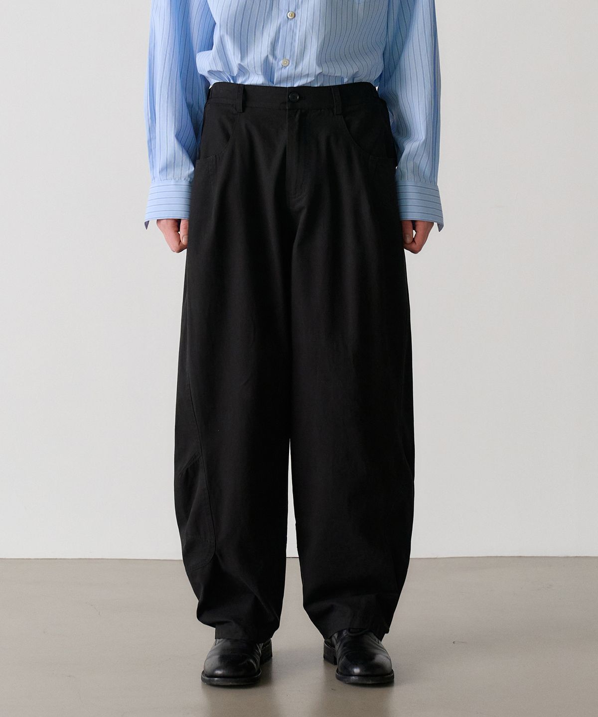 노운(NOUN) curved chino pants (black)