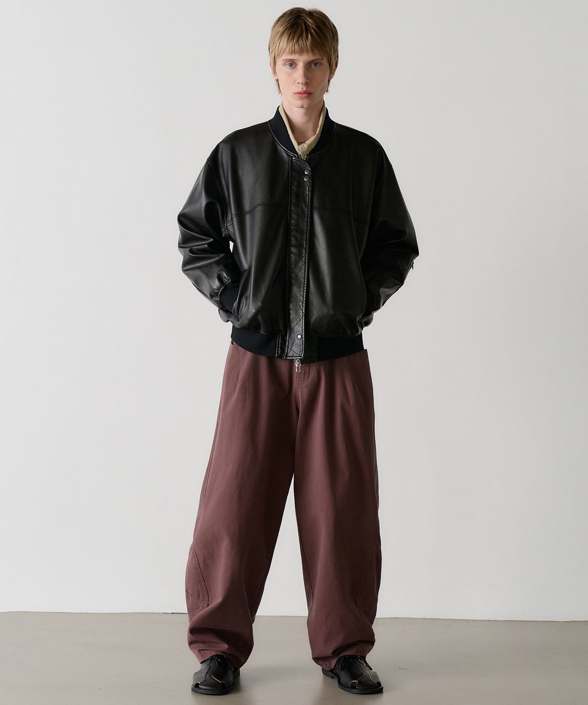 노운(NOUN) curved chino pants (burgundy)