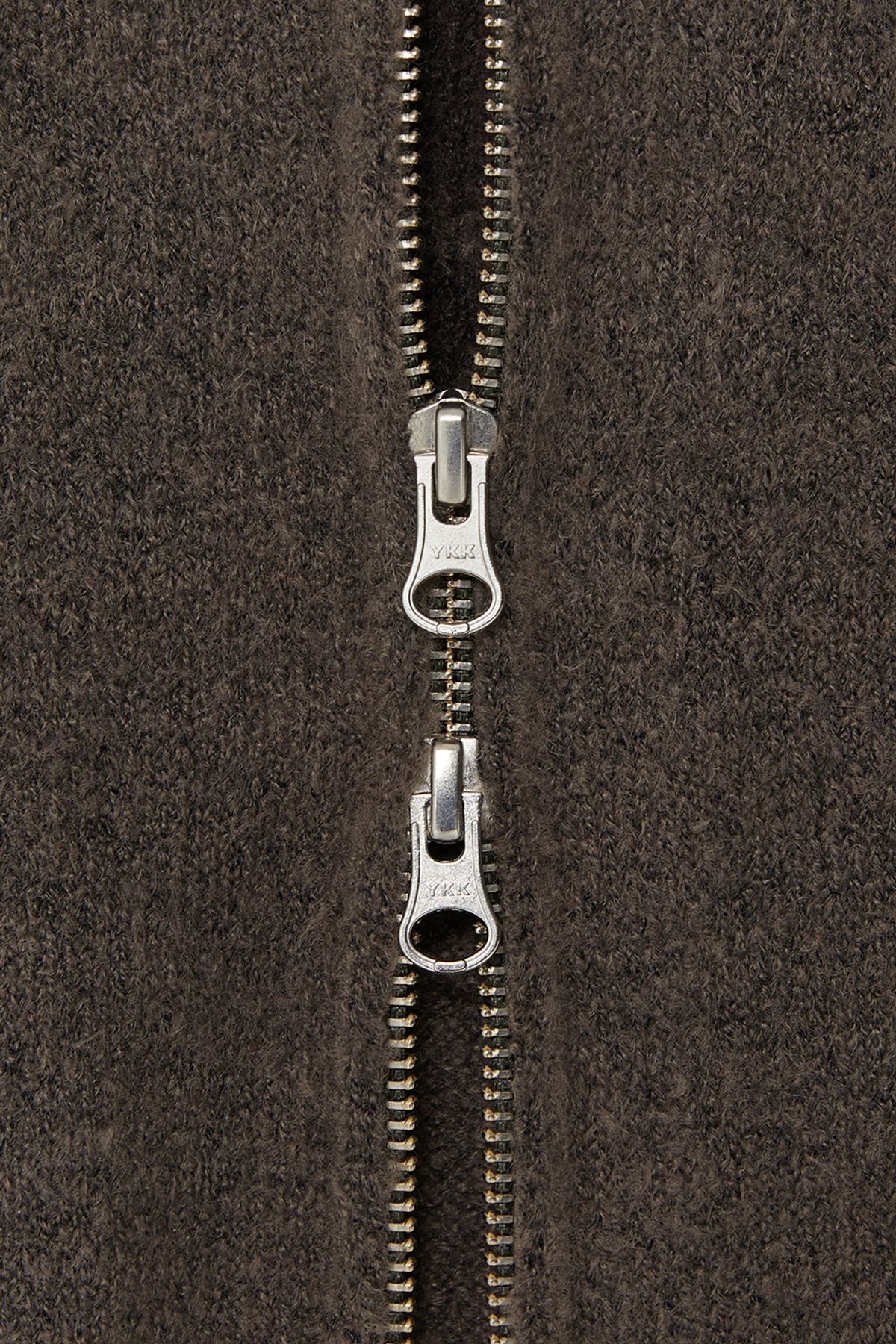 비바스튜디오(VIVASTUDIO) VESPER LOGO KNIT ZIP-UP [BROWN]