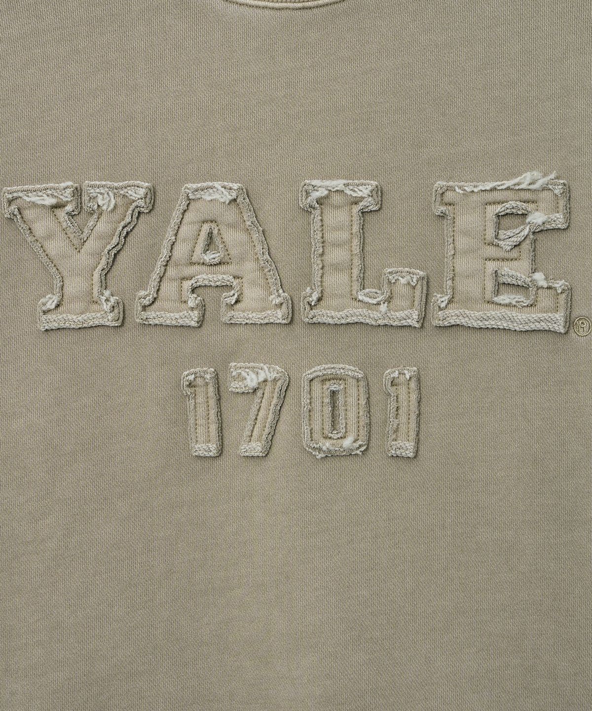 예일(YALE) 우먼즈 피그먼트 아플리케 크롭 스웨트셔츠_베이지