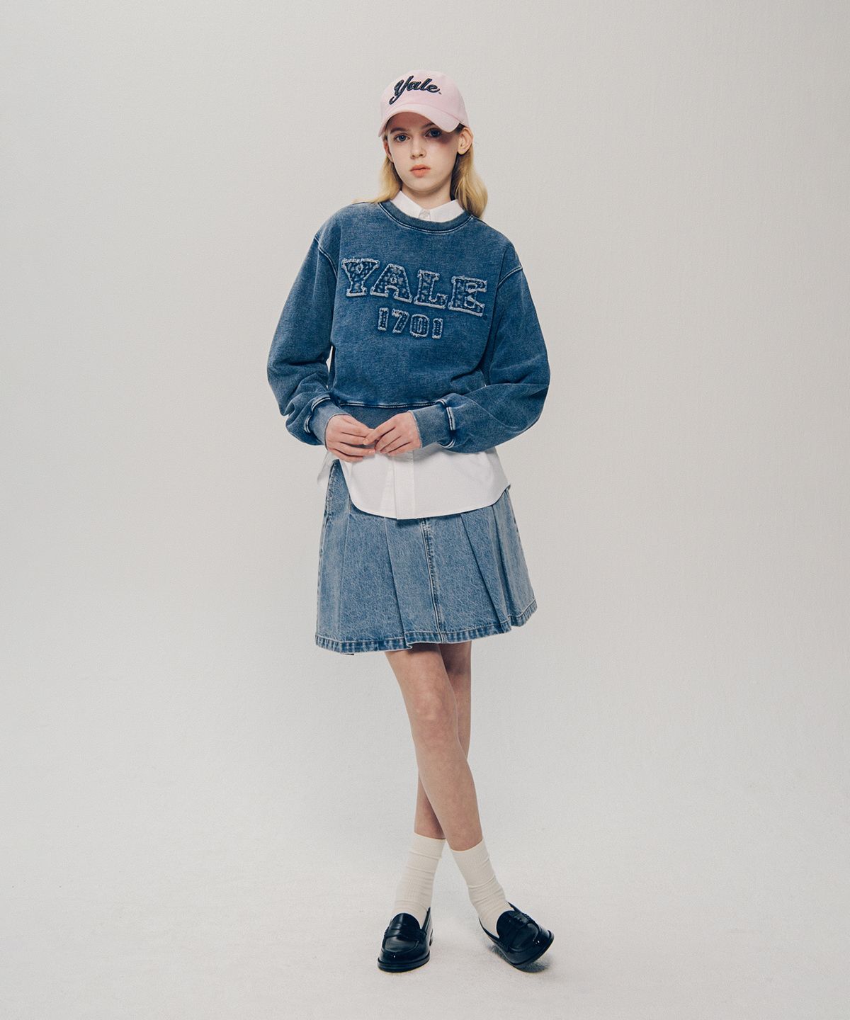 예일(YALE) 우먼즈 피그먼트 아플리케 크롭 스웨트셔츠_베이지