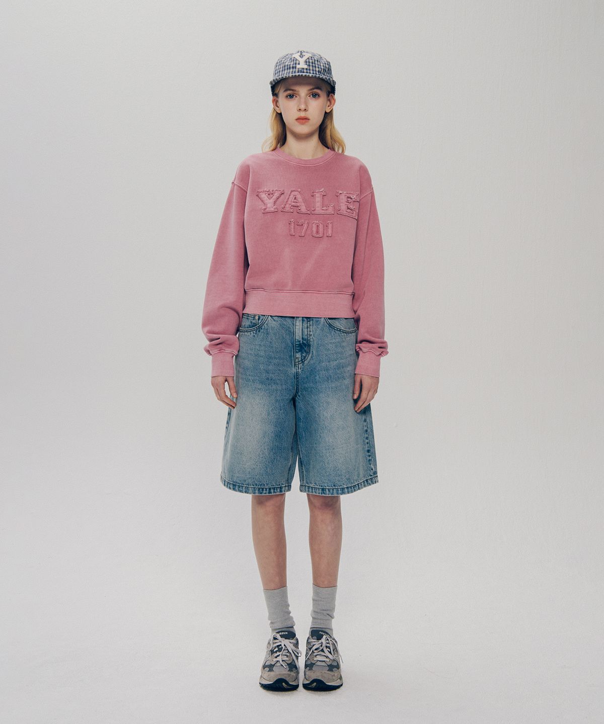 예일(YALE) 우먼즈 피그먼트 아플리케 크롭 스웨트셔츠_핑크