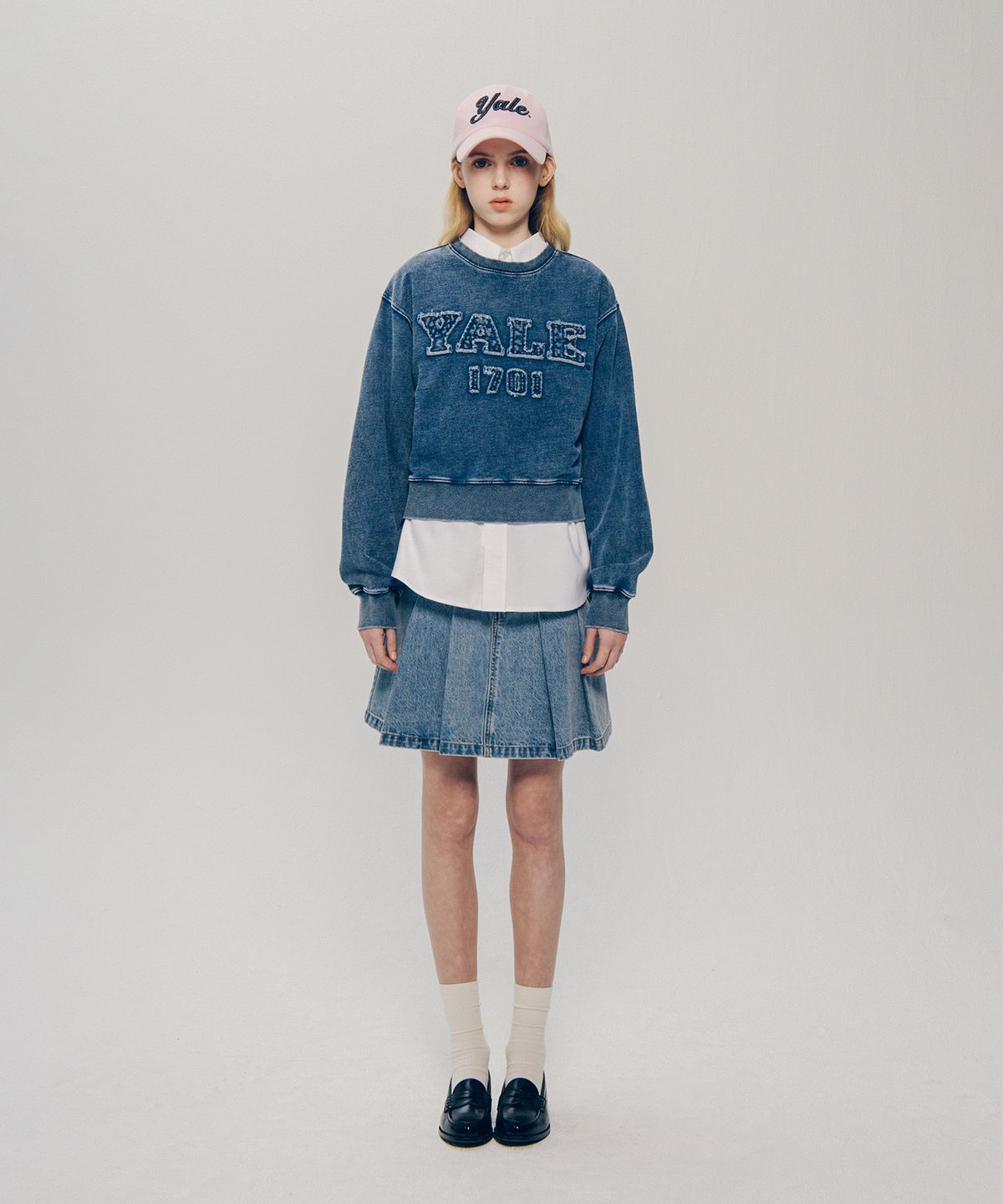 예일(YALE) 우먼즈 피그먼트 아플리케 크롭 스웨트셔츠_네이비