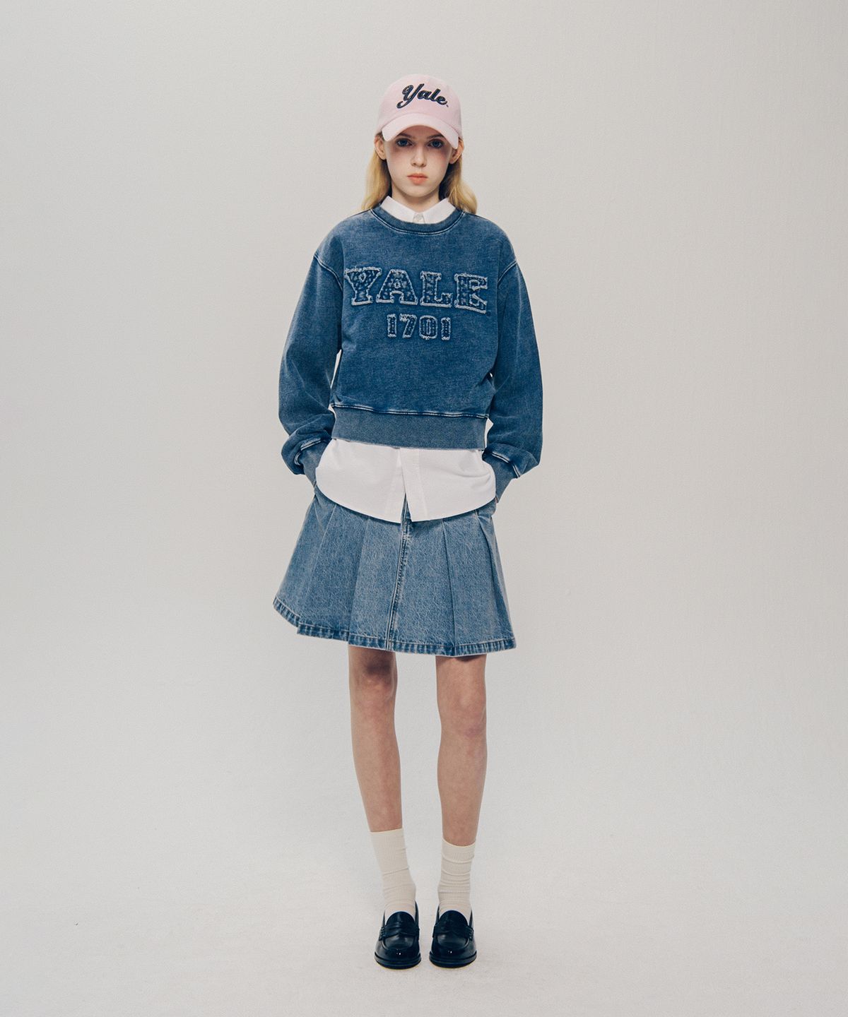 예일(YALE) 우먼즈 피그먼트 아플리케 크롭 스웨트셔츠_네이비