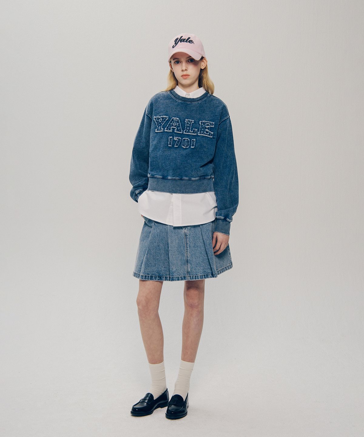예일(YALE) 우먼즈 피그먼트 아플리케 크롭 스웨트셔츠_네이비