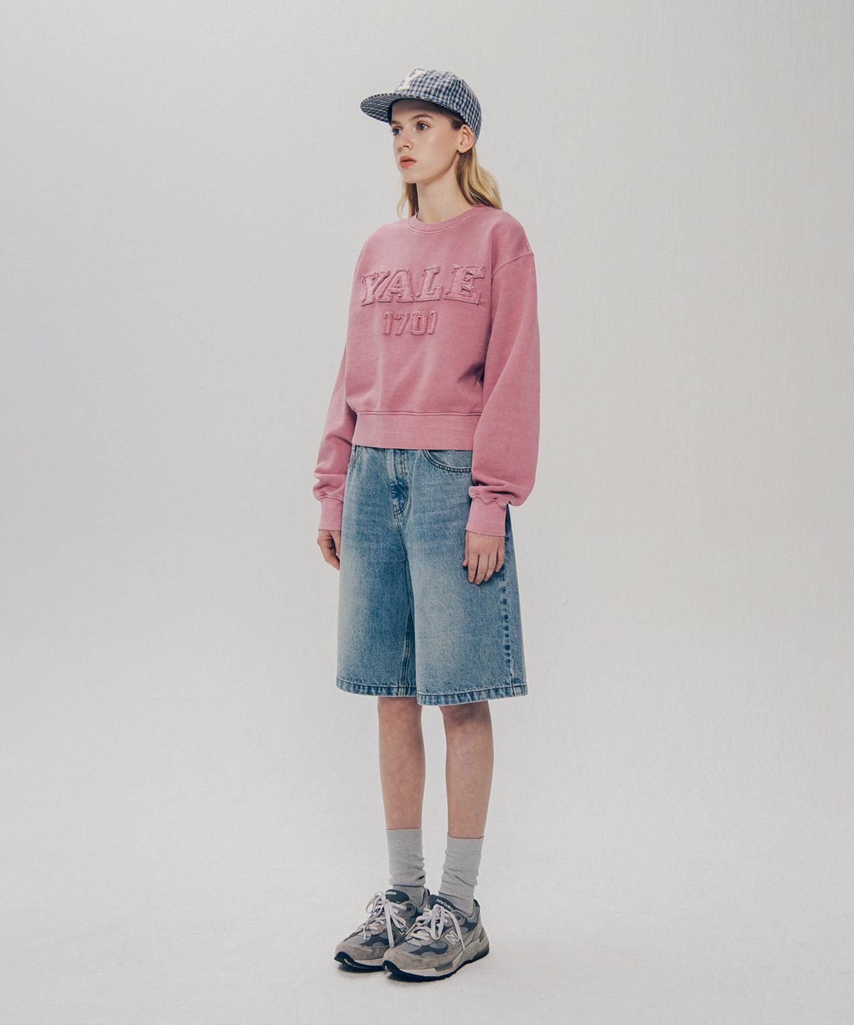 예일(YALE) 우먼즈 피그먼트 아플리케 크롭 스웨트셔츠_차콜