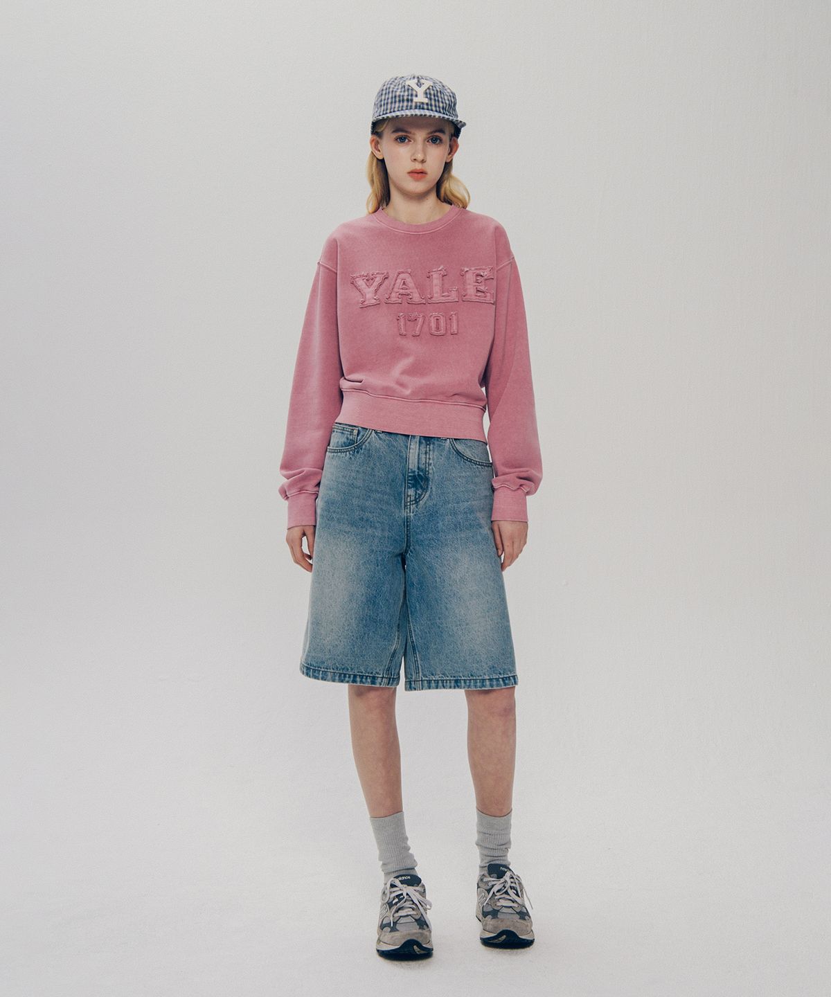 예일(YALE) 우먼즈 피그먼트 아플리케 크롭 스웨트셔츠_차콜
