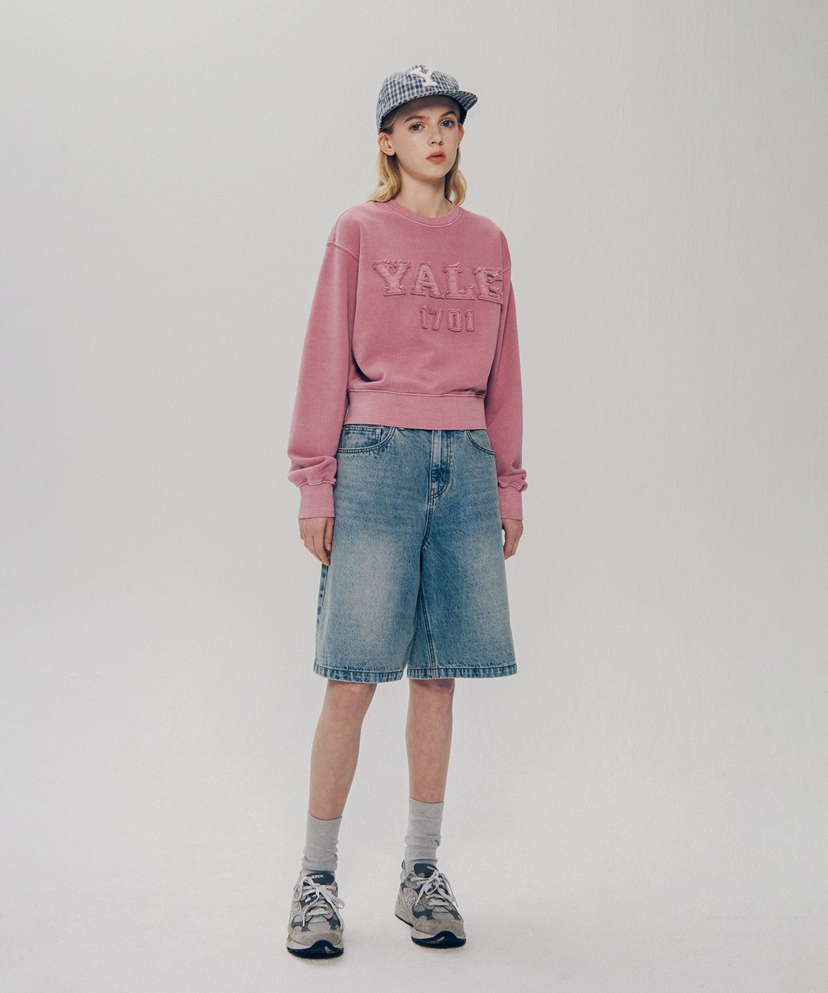 예일(YALE) 우먼즈 피그먼트 아플리케 크롭 스웨트셔츠_차콜