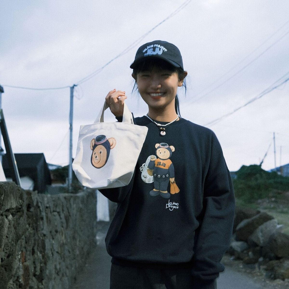아일랜드 프로젝트(ISLAND PROJECT) Diver Bear Sweatshirt - Navy
