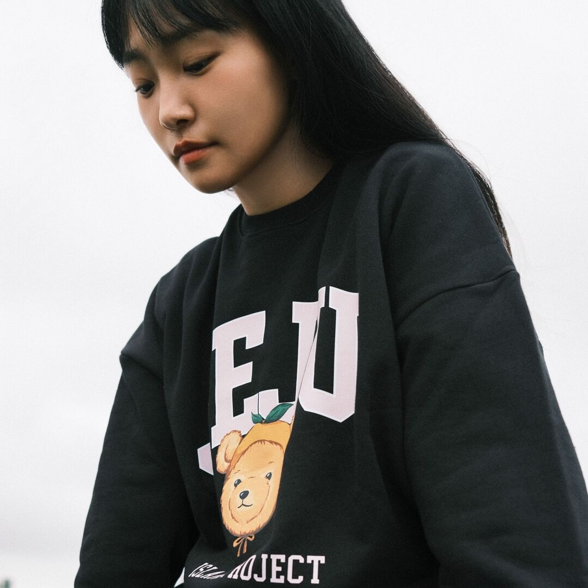 아일랜드 프로젝트(ISLAND PROJECT) Mandarine Bear Jeju Head Sweatshirt - Black