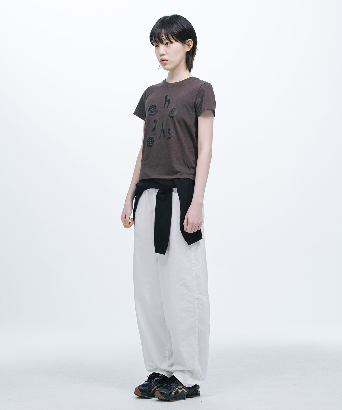 오헤시오(OHESHIO) LOGO SLIM T-SHIRT, DEEP BROWN