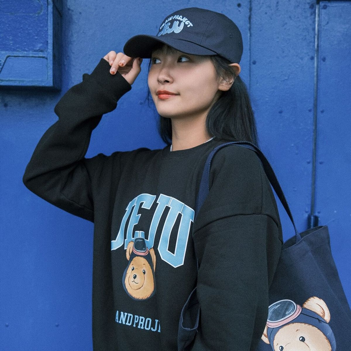 아일랜드 프로젝트(ISLAND PROJECT) Diver Bear Jeju Head Sweatshirt - Black