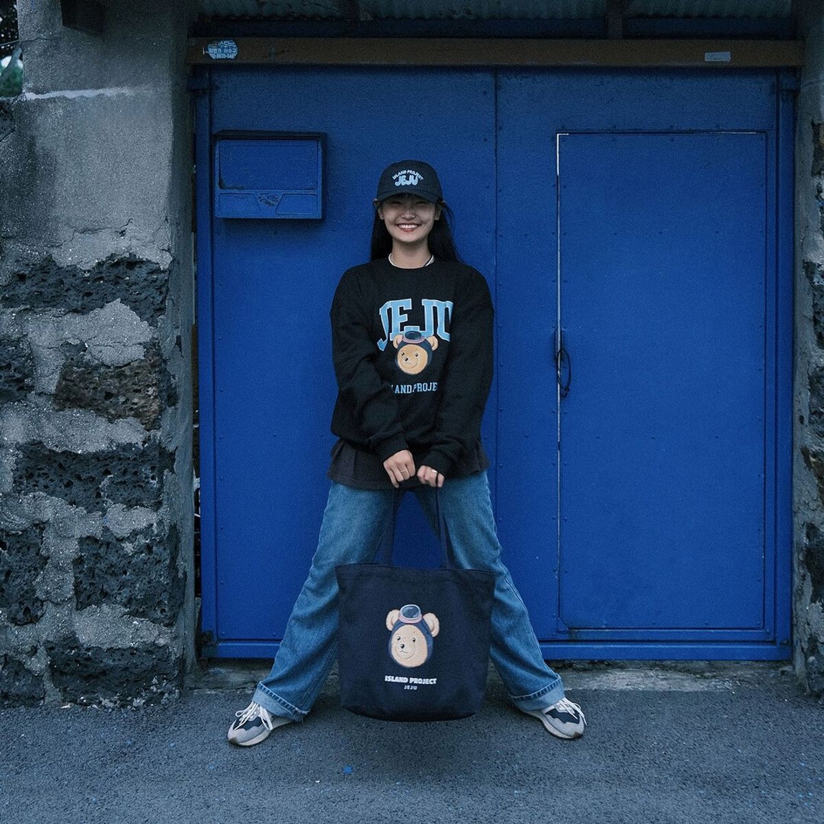 아일랜드 프로젝트(ISLAND PROJECT) Diver Bear Jeju Head Sweatshirt - Black