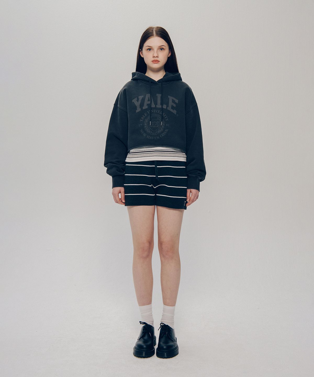 예일(YALE) 우먼즈 아치로고 피그먼트 크롭 후드_차콜