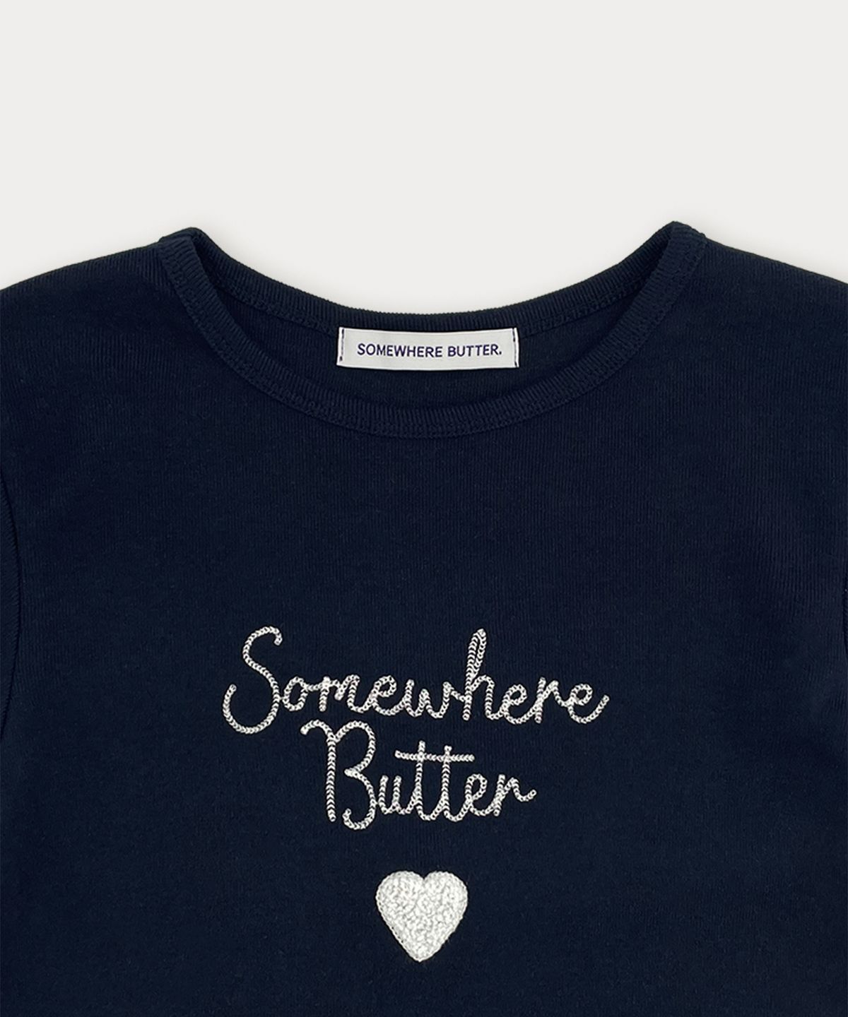 썸웨어버터(SOMEWHEREBUTTER) Boucle Heart Logo Top - Navy