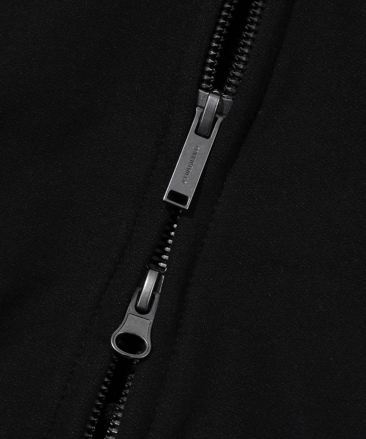 빈트릴(BEENTRILL) 스프레이 해시태그 후드 집업(블랙)