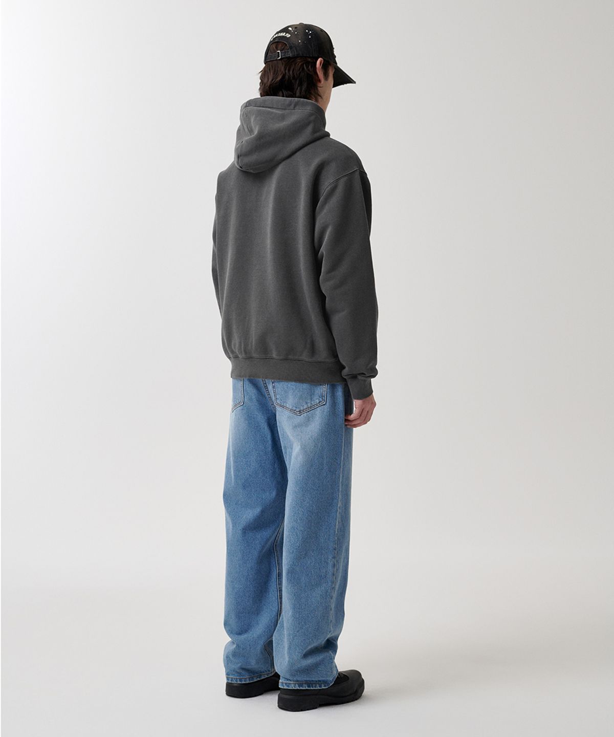 마하그리드(MAHAGRID) BIG GOTHIC CUT OFF PIGMENT ZIP-UP HOODIE CHARCOAL(MG2FSMM491A)