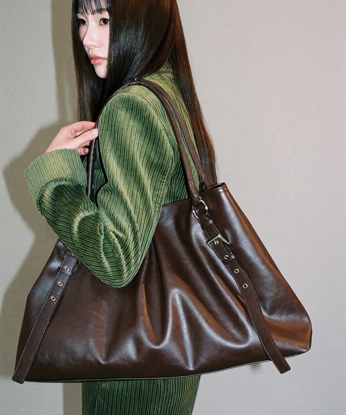 여밈(YEOMIM) trapez bag (choco brown)